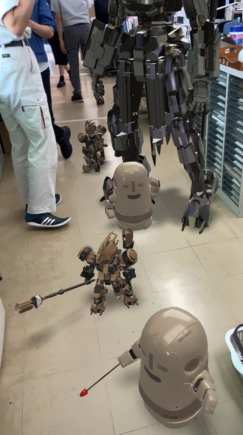 なぜかロボットのフィギュアも作っている