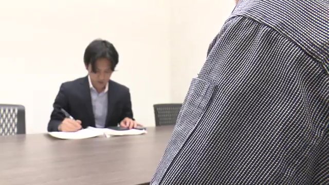 取材に応える被害女性の家族