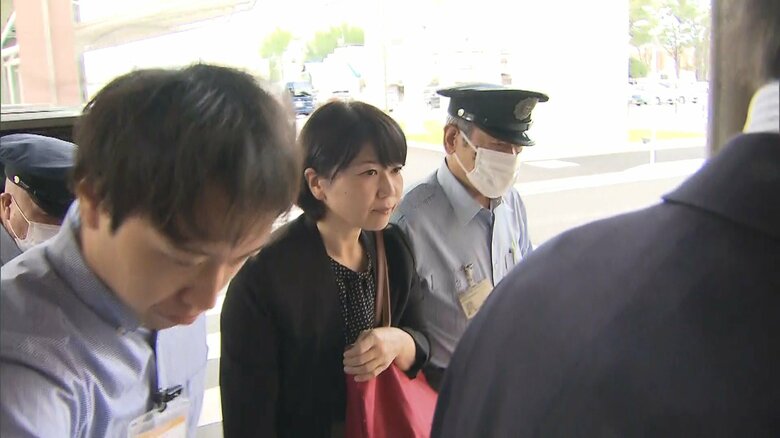 報道陣の問いかけにも無言…前橋市役所に入る小川市長　３日朝