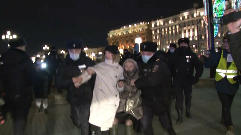 拘束される反戦デモ参加者（モスクワ・3月2日）