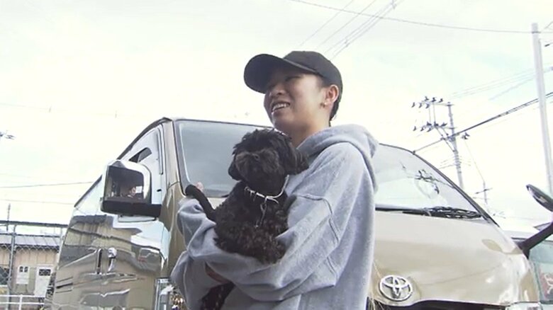 愛犬「六花」と笑顔を見せる赤間選手