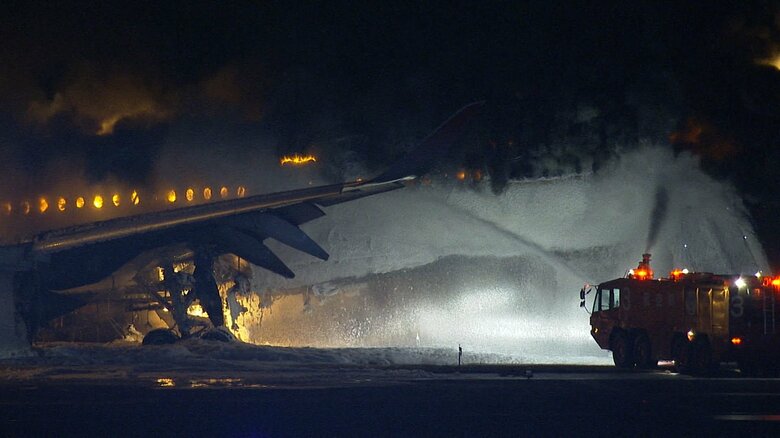羽田空港で炎上する日航機