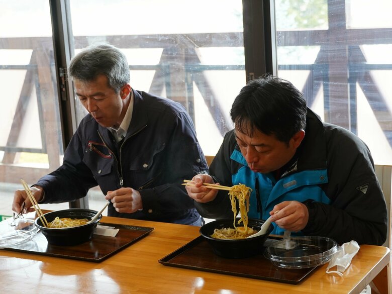 ドローンが配送したラーメンを食べる様子（提供：エアロネクスト）