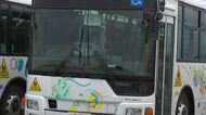 踏切内でスクールバスが立ち往生、非常停止ボタンで貨物列車が緊急停止し衝突回避　児童らにケガなし