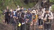 強風のため9時間通行止めで登山を諦める人や外国人登山客らの混乱相次ぐ　予約制・通行料導入後初めての富士山の山開き<br />