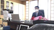 県政から市政のかじ取り役に 鈴木雄大市長が初登庁 秋田・潟上市