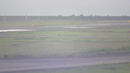 「破片が散らばっている」宮崎空港の誘導路で爆発か…陥没も見つかり全ての航空機の発着見合わせ　終日閉鎖となる可能性も