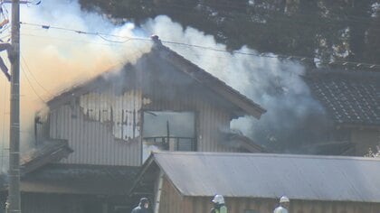 「自宅の2階西側から火が出ている」富山市寺家の木造住宅を全焼する火事、消防車13台出動が出動して約3時間後に鎮火