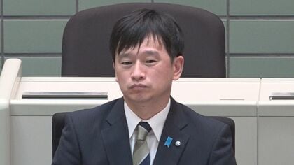 「工場では高卒レベルの人が…」“給与5カ月全額カット”で幕引きならず　失言の新潟･上越市長に議会が“辞職勧告”「進退は後日…」