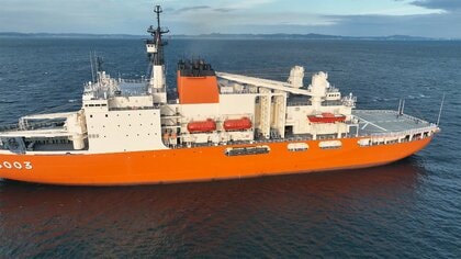 観測船「しらせ」　オーストラリア出発