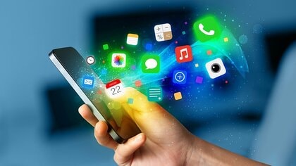 スマホの役割は1位「メール・LINE・チャット」2位「ネット」 在宅時には「定位置に置きっぱなし」「トイレ持ち込み」が4割