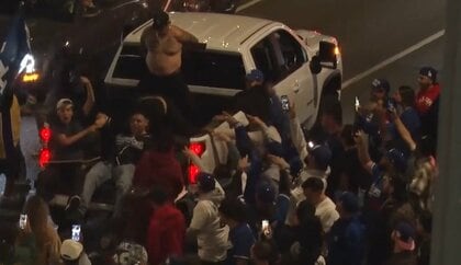 ドジャース“本拠地”で喜び爆発も…ファンが“暴徒化” 警官隊に花火投げつけ、街中に落書き アメリカ・ロサンゼルス
