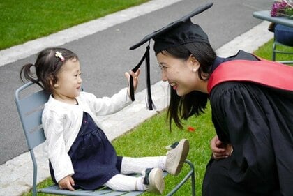 三菱商事→ハーバード→国会議員であだ名は「スルメイカ」　北海道で子育て中の向山淳議員（42）が目指す「ピリリと光る国」【永田町バトン】