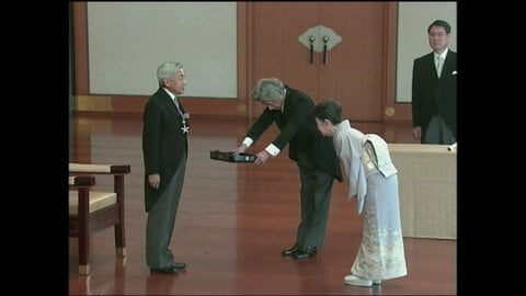 「文化の日」平成17年の文化勲章親授式で女優・森光子さんらに勲章を授与された上皇さま（2005年11月27日放送）【「皇室ご一家」の記憶】