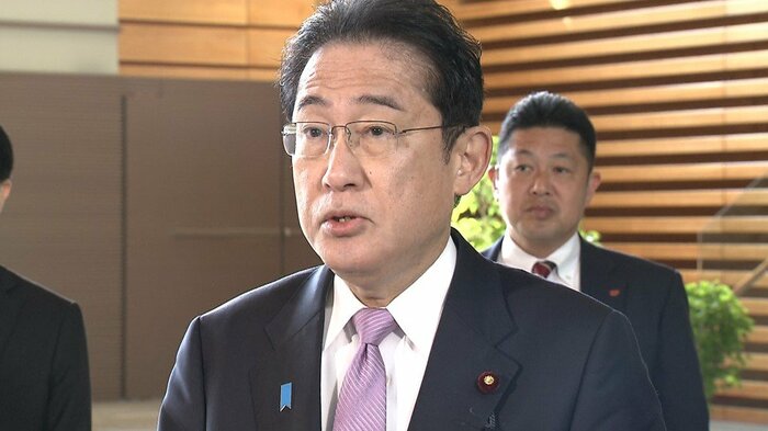 記者団の取材に応じる岸田首相