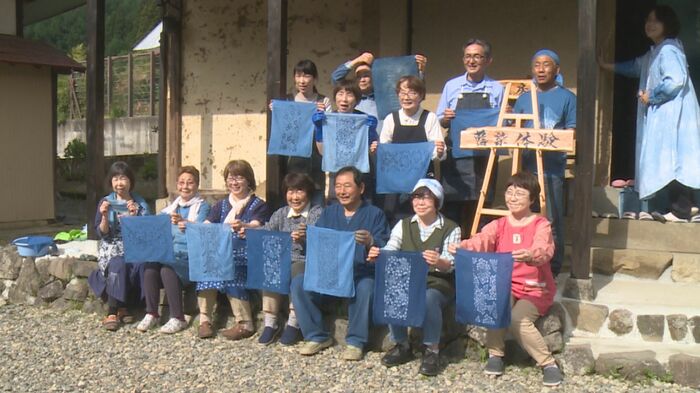 藍染めの体験会は大好評 時間をかけて地元の文化に