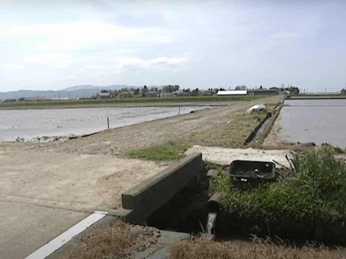 舗装された道路の先は砂利道のまま