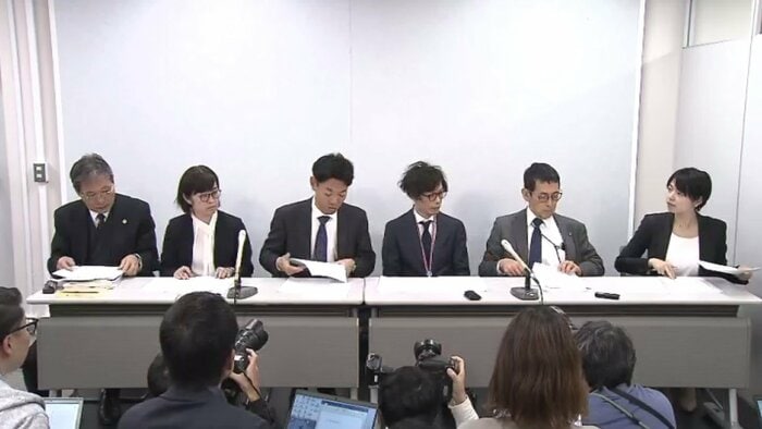会見する今西さんら 28日午後3時10分過ぎ