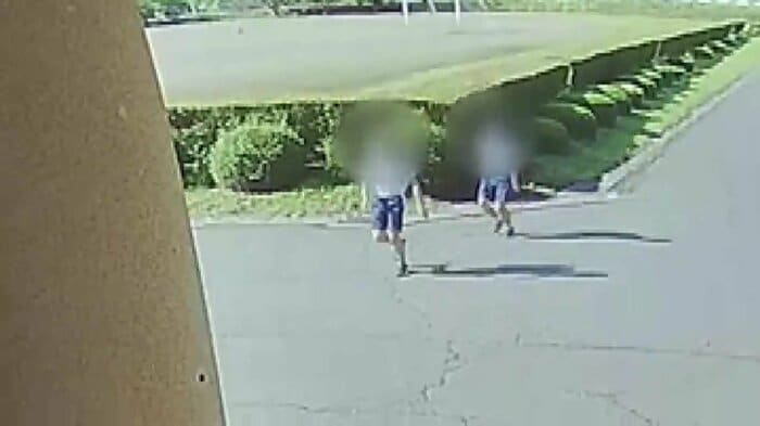 クマに気づき慌てて玄関へ走る生徒(一本木中学校防犯カメラ)