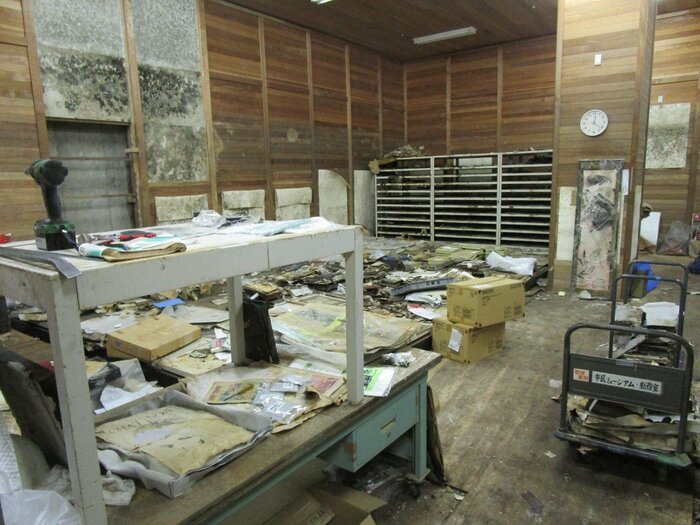 台風19号で浸水した川崎市市民ミュージアムの収蔵庫 多くの作品が被災し、一部壁の板も剥がれカビも 川崎市提供
