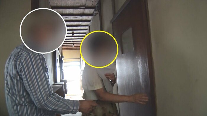 玄関を入ってすぐ、右手の部屋にもカギがかかっていた