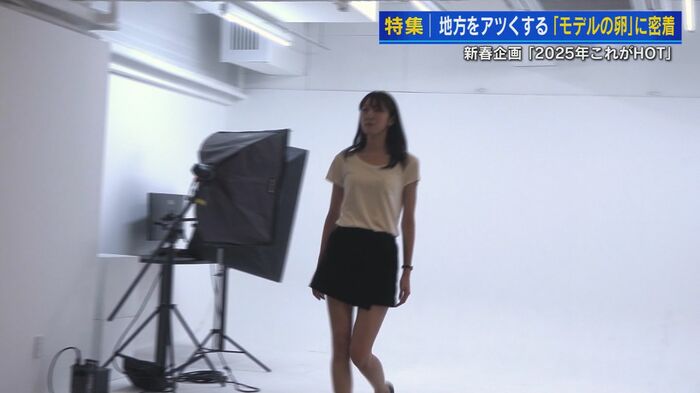 渡辺さんにウォーキングを指導してもらうモデル