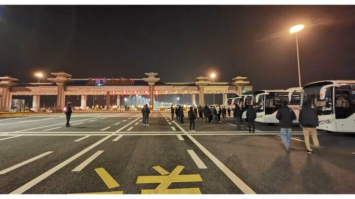 空港前の検問でまさかの待ちぼうけ