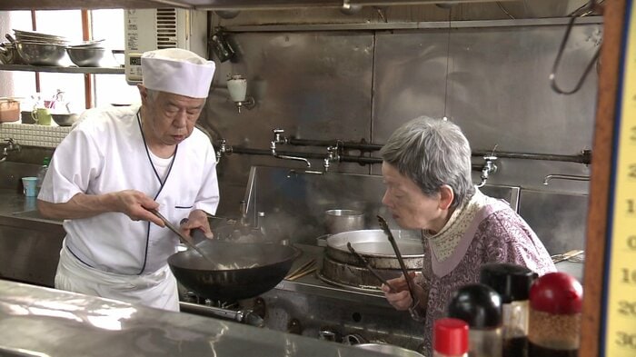 （左から）店主の金俊夫さんと妻の栄子さん