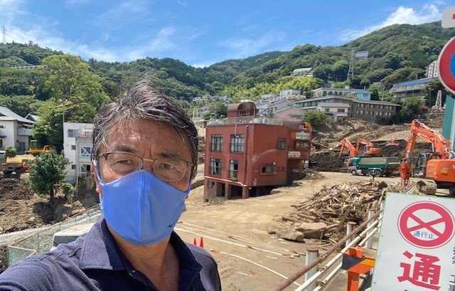 土石流に襲われた酒店の周辺を取材する筆者