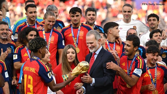 ヤマル選手からフェリペ国王に優勝トロフィーが手渡された（写真：FIFA/Getty Images）