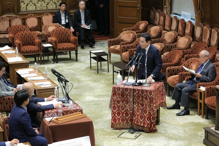 国会で答弁する岸田首相(時事)