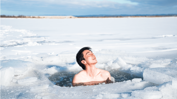 凍った川を切り出して作られた水風呂
