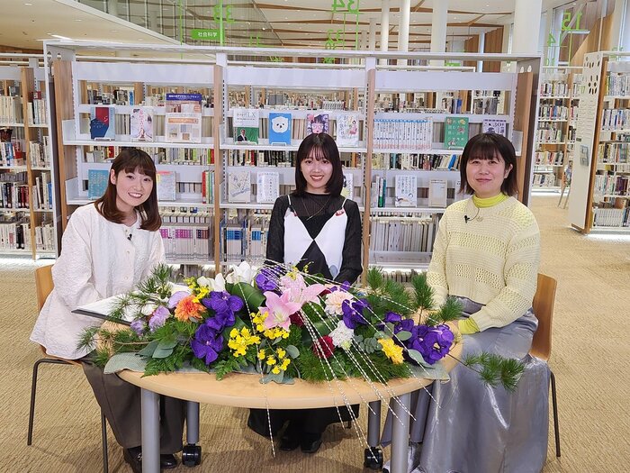 冠番組「おらんく図書館」では四万十市出身の歌人・岡本真帆さん＝右＝とマンガ『A子さんの恋人』について対談