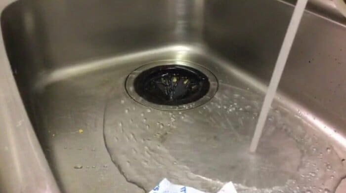 皿が取れた後、シンク下のパイプを少しいじったので水漏れ確認