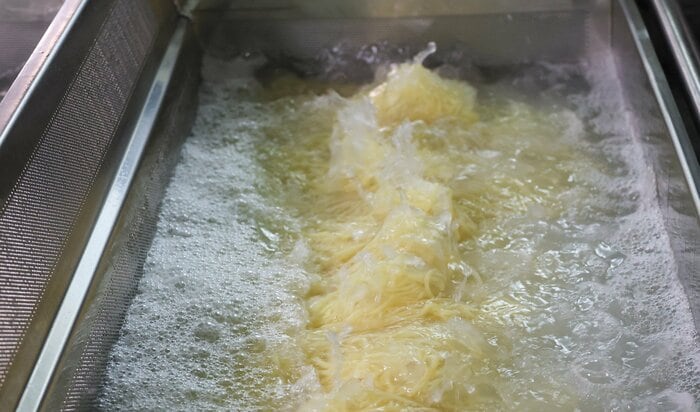たっぷりのお湯で麺をゆで、油で揚げずに乾燥させている