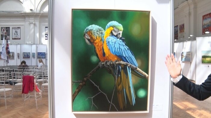 写真のように色鮮やかなオウム　口を使って描かれた