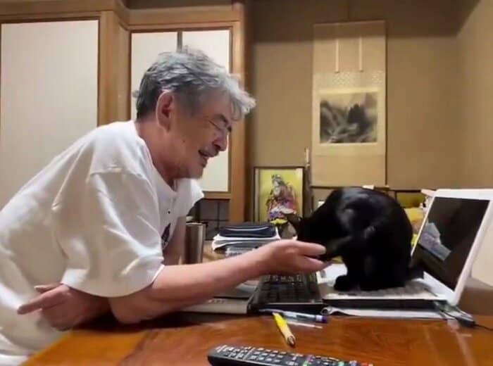 左前脚をポンと差し出す