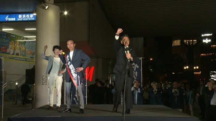県知事選の演説会で鼓舞する国民民主党・榛葉幹事長(右・5月)