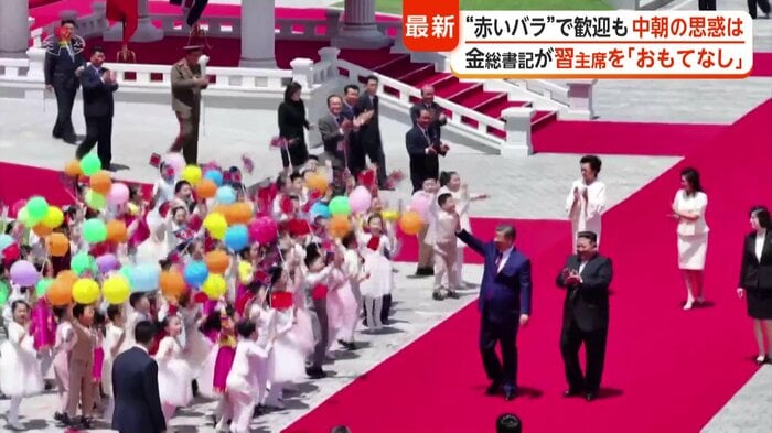 飛び跳ねて歓迎する子供たちに習主席も満足げ