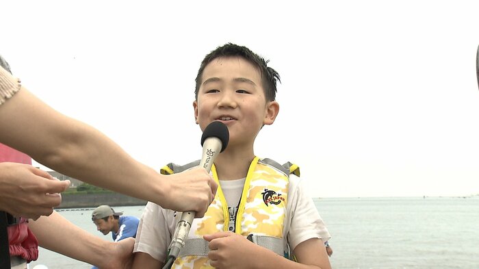 初めての体験を楽しそうに語る男児