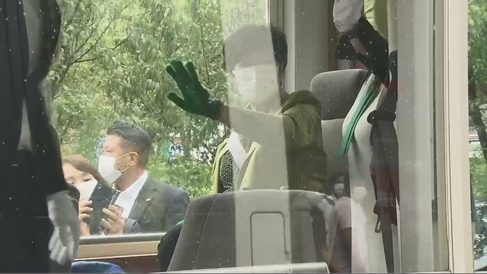 ガラス張りの車に乗っている小池都知事