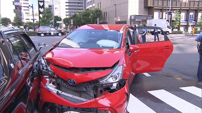 新橋駅近くで車3台からむ事故 よそ見運転が原因か