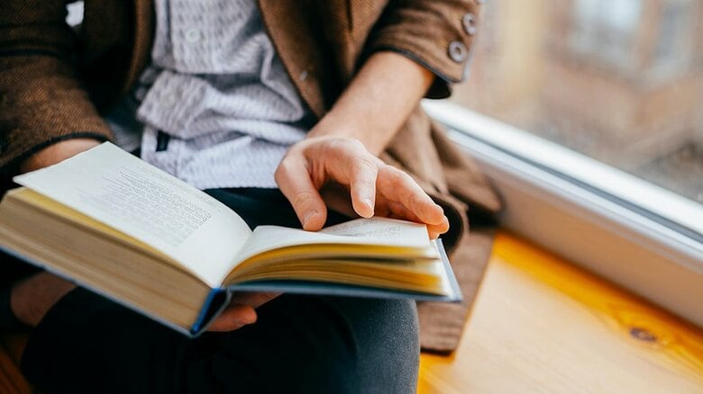 自分は本を読む量が「少ない」と思う人が7割　「新刊書籍を購入」に次いで「図書館で借りる」が2位