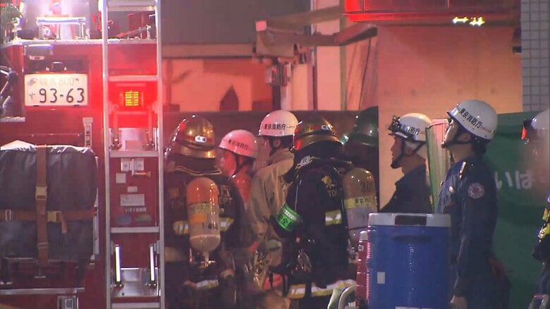 荻窪駅近くの営業中の居酒屋で火事　消防車など19台が出動し現場は一時騒然　従業員1人が手にやけども客は全員逃げ無事　東京・杉並区｜FNNプライムオンライン