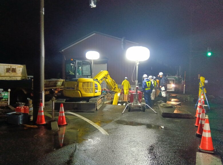 【速報】水道管損傷で道路隆起に漏水…付近の住宅で断水も　通行規制をかけて復旧工事も復旧目途立たず　新潟・燕市｜FNNプライムオンライン