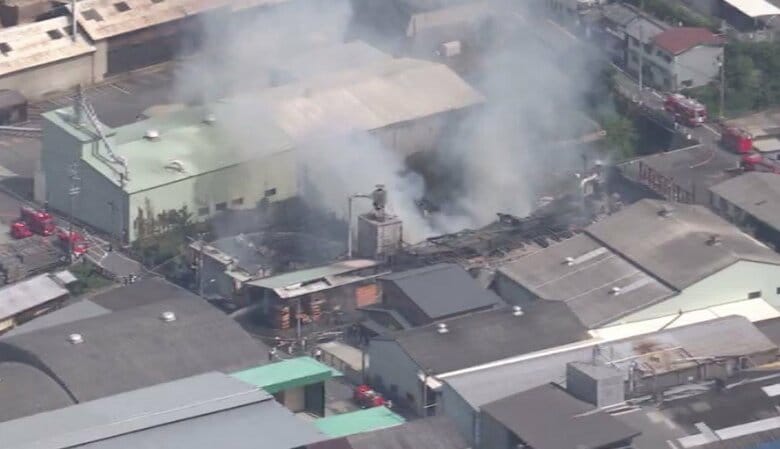 【速報】「黒煙があがり爆発音がした」木材加工会社で火災　消防車20台が消火活動中　奈良・吉野町｜FNNプライムオンライン