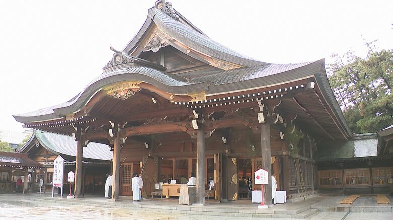 今年も残り1カ月を切り神社で“すす払い神事”新年迎える準備進む 「”うま年”飛躍の年と願いを込めて」新潟｜FNNプライムオンライン
