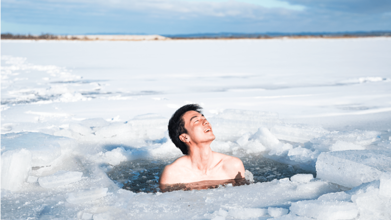 凍った川を「水風呂」にしたサウナが北海道に出現…どのくらい“ととのう”？入浴法を聞いた