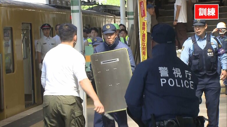 刃物を持った男が現れた想定で実際に走行中の電車を使った訓練　警視庁東村山署｜FNNプライムオンライン