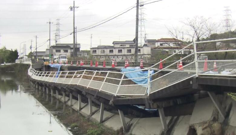 ため池の上を通る歩道が約70メートルにわたり崩落　２月に「道にひびが入っている」という通報受け通行規制中　けが人なし　兵庫・加古川市｜FNNプライムオンライン